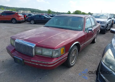 1994 Lincoln Town Car Executive z USA, uszkodzony, nr VIN 1LNLM81W8RY755748